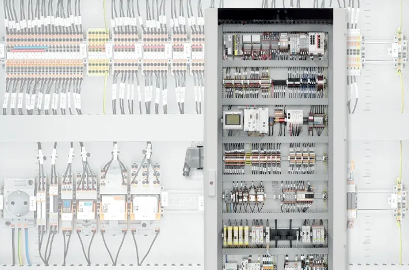 Excellence in control cabinet construction: focus on safety, digitization and efficiency