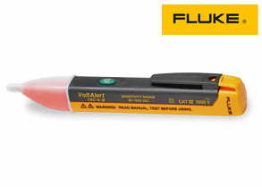 Ein berührungsloser Spannungsprüfer der Marke Fluke. Das handliche Gerät ist gelb-schwarz mit einer roten Kappe an der Spitze und besitzt einen Einschaltknopf. Daneben ist das Fluke-Logo oben rechts im Bild zu sehen.