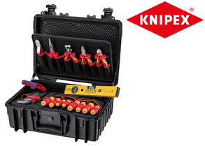 Ein offener, schwarzer Werkzeugkoffer der Marke Knipex liegt auf einer weißen Oberfläche. Der Koffer ist rechteckig und hat einen geriffelten Deckel sowie einen geriffelten Boden. Im oberen Teil des Koffers sind mehrere rote und silberne Zangen und Schraubendreher in schwarzen Taschen befestigt. Im unteren Teil des Koffers befinden sich weitere Werkzeuge, darunter rote und gelbe Schraubendreher, eine rote Wasserpumpenzange, eine gelbe Wasserwaage und ein rotes Cuttermesser. Oben rechts im Bild ist das rote Knipex-Logo in Form einer Raute mit dem weißen Schriftzug Knipex zu sehen.