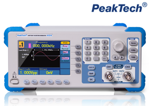 Ein PeakTech Funktionsgenerator, Modell P 4124, liegt auf einer weißen Oberfläche. Das Gerät hat ein graues Gehäuse mit blauen Akzenten an den Seiten. Auf der Vorderseite befindet sich links ein Farbdisplay, das eine Sinuswelle und numerische Werte anzeigt. Rechts davon befindet sich ein Tastenfeld mit Ziffern und Funktionsknöpfen sowie zwei BNC-Anschlüsse. Oberhalb des Geräts ist das blaue PeakTech-Logo mit dem kleinen, roten, hochgestellten ®-Symbol zu sehen.