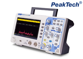 Ein digitales Speicheroszilloskop der Marke PeakTech, Modell P 1335, steht leicht nach rechts geneigt auf einer weißen Oberfläche. Das Gerät hat ein weißes Gehäuse mit blauen und grauen Bedienelementen. Auf der linken Seite befindet sich ein Farbdisplay, das zwei Graphen mit gelben und roten Linien auf einem Raster anzeigt. Rechts vom Display befinden sich zahlreiche Drehknöpfe und Tasten zur Steuerung des Oszilloskops. An der Unterseite befinden sich mehrere BNC-Anschlüsse. Das Gerät hat einen schwarzen Tragegriff an der Oberseite. Oberhalb des Geräts ist das blaue PeakTech-Logo mit dem kleinen, hochgestellten ®-Symbol zu sehen.