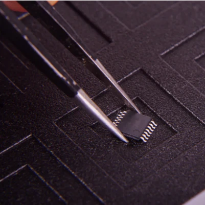 Operational amplifier with tweezers