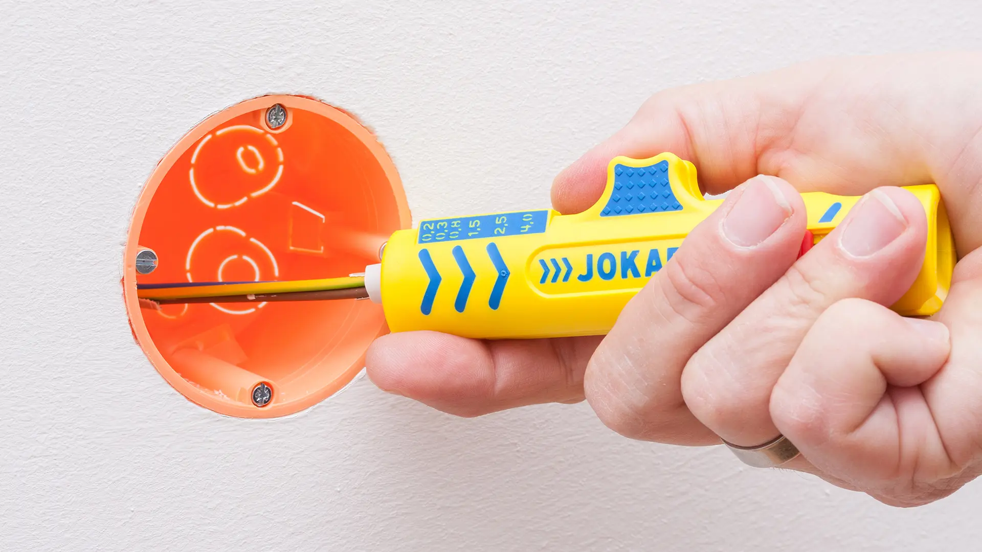 Entmanteler SECURA No. 15 von Jokari in Anwendung