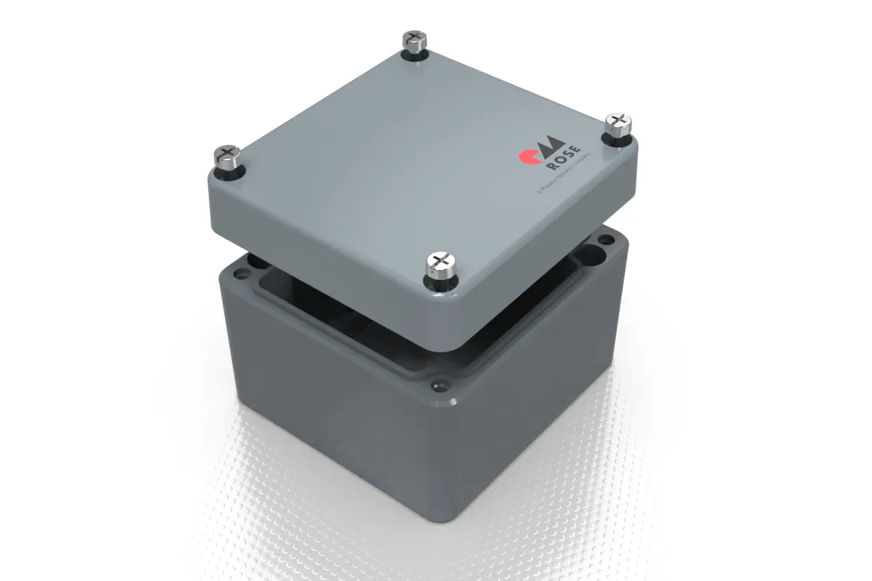 Aluminiumgehäuse von ROSE Systemtechnik auf weißem Hintergrund, halb offen