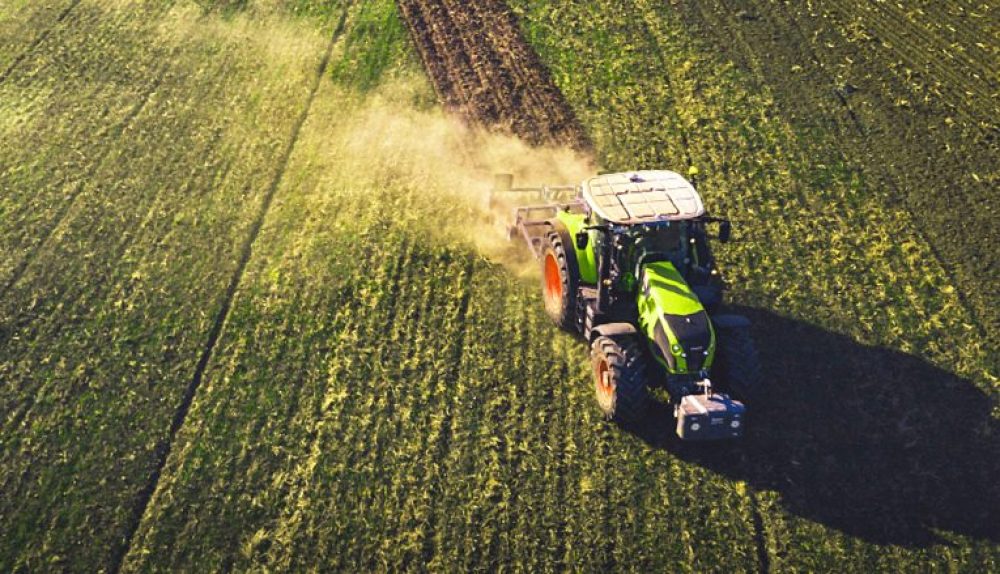 Traktor auf dem Acker