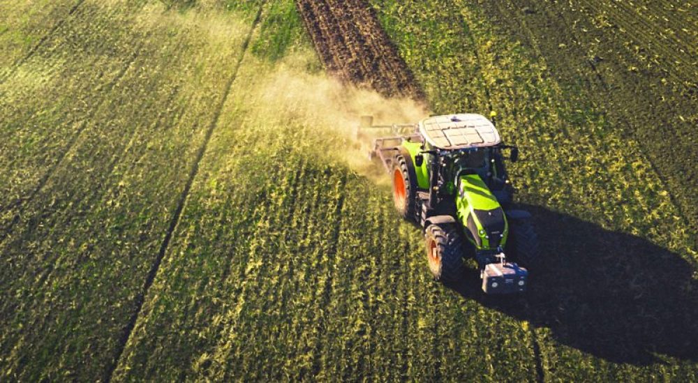 Traktor auf einem Acker