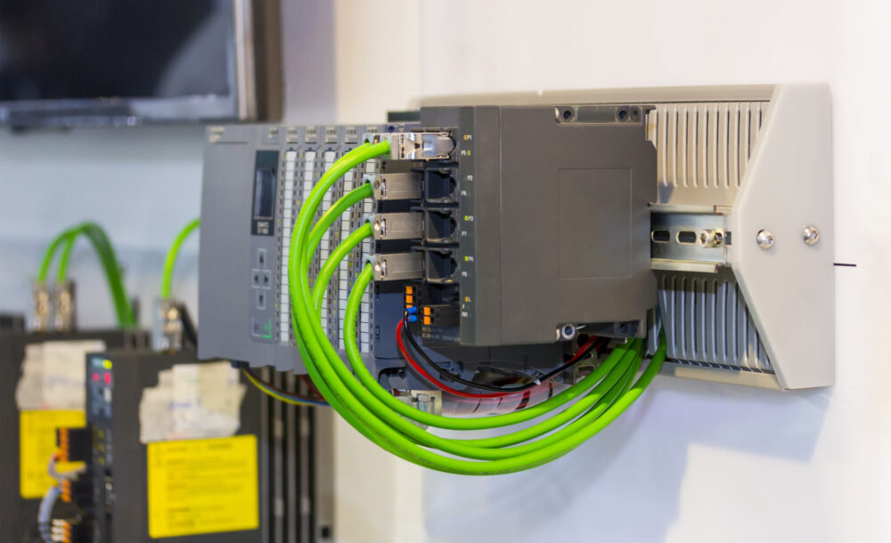 SPS-Steuerungen einfach erklärt: Automatische programmierbare Logiksteuerung (PLC) – hochpräzise Ausrüstung für die Maschinen- oder Fertigungsprozesssteuerung in der Industrie.