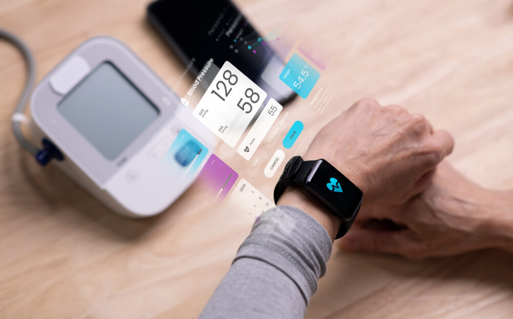 Messtechnik Medizin: Ältere asiatische Frau, die ihren Blutdruck mit einer Smartwatch misst, im Konzept der Augmented Reality, Anwendungs-Interface-Design, UX-UI-Design und Gesundheitswesen