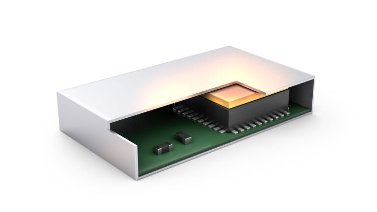 3D-Darstellung eines Elektronikgehäuses mit Leiterplatte: Ein integrierter Schaltkreis gibt Wärme über ein wärmeleitendes Gap-Filler-Material an das Gehäuse ab, das als Kühlfläche dient.