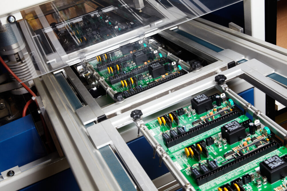Elektronische Baugruppen in einer Wellenlötmaschine