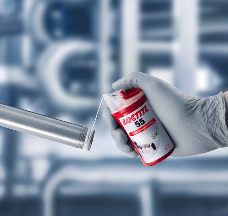 Abbildung einer Flasche LOCTITE 55, die von einer Hand mit Handschuh gehalten wird.