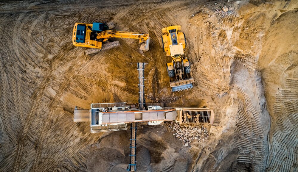 Sensoren für raue Umgebungen, Bagger und Baumaschinen auf Sand