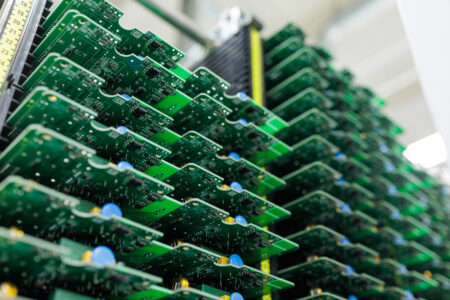 SMD vs. THT: Unterschiede, Vorteile und Einsatzbereiche