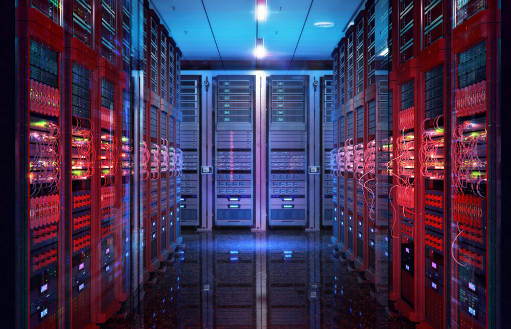 Speicherarchitekturen: Rechenzentrum mit Server-Racks, IT-Serverraum mit Serverreihen